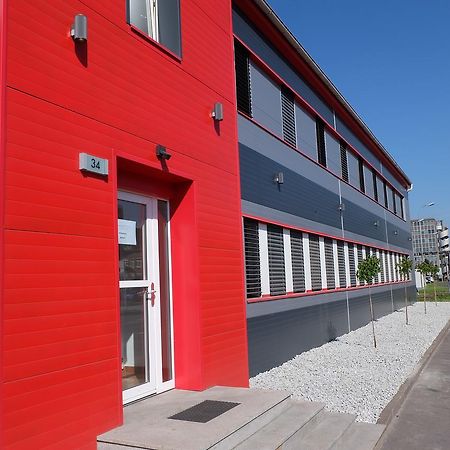 Montagehotel Bed & Steel Linz Esterno foto