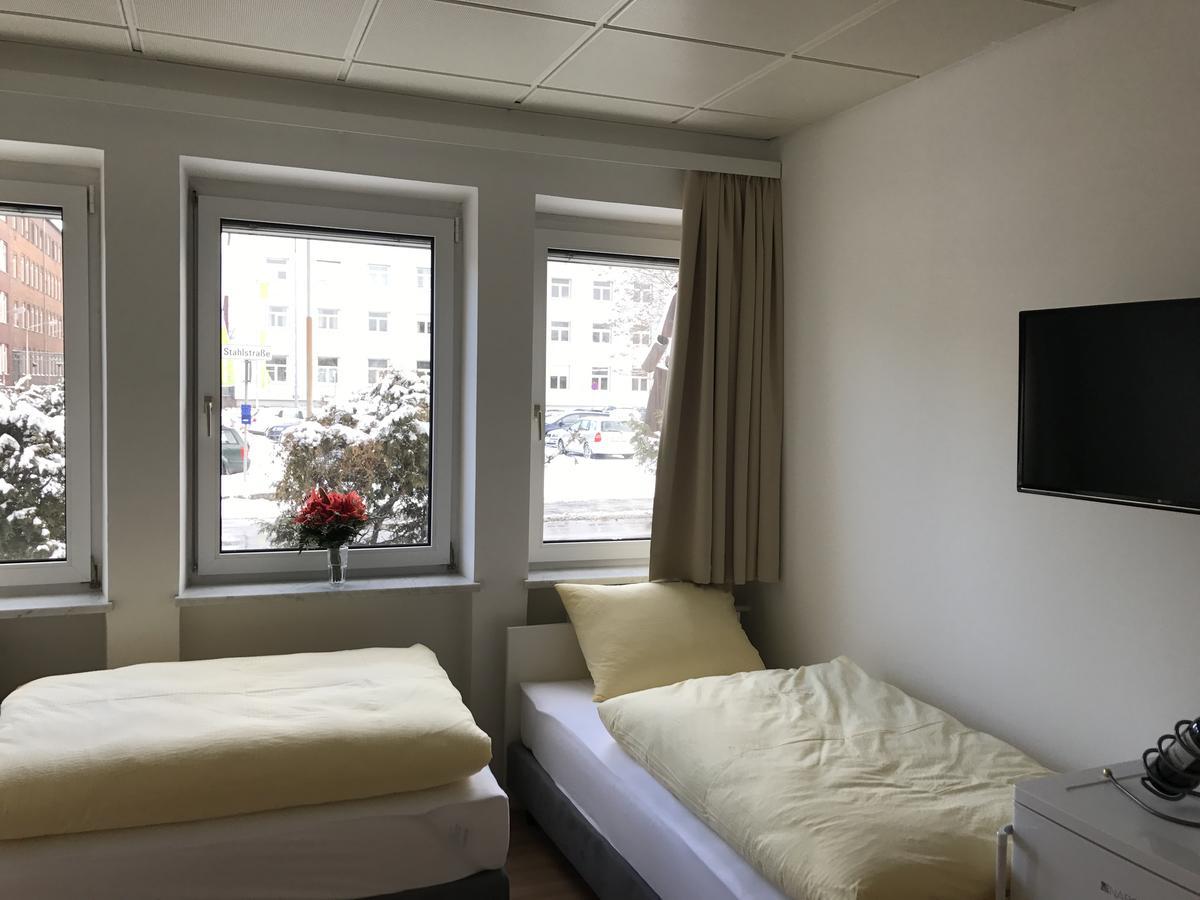Montagehotel Bed & Steel Linz Esterno foto